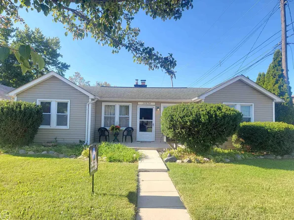 20824 Ridgemont Rd, Harper Woods, MI 48225