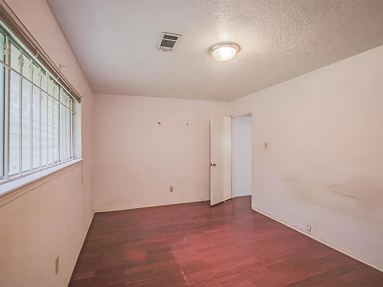 7010 Captain Dr — Photo 30