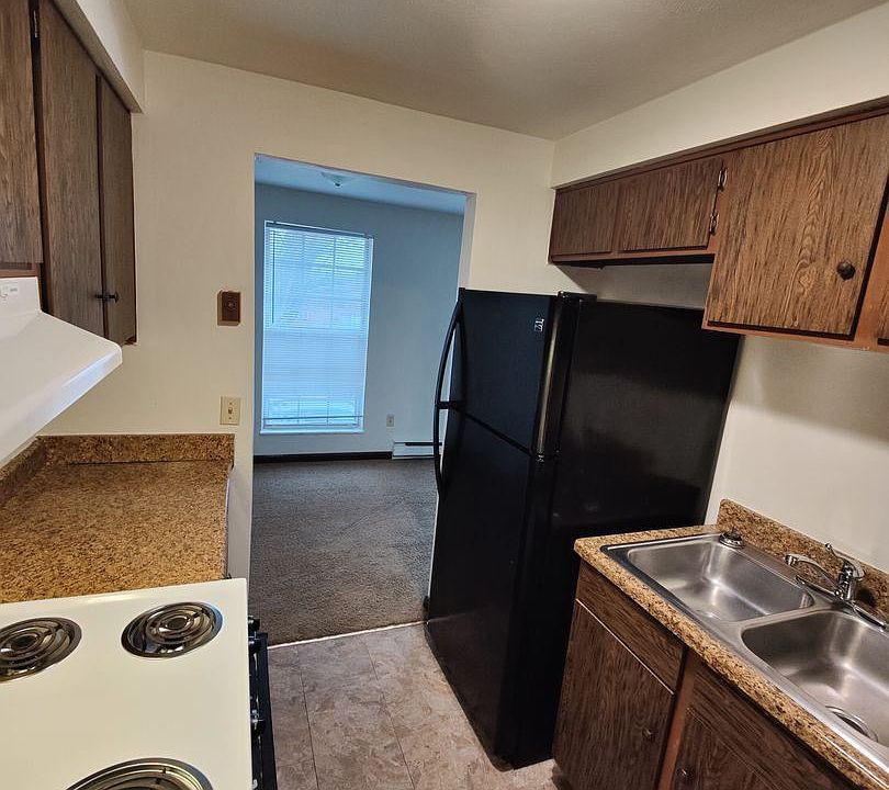 1st image of 90 Woods Dr #4