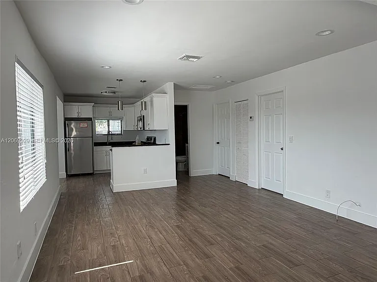 107 W Pembroke Rd — Photo 18