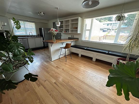 3rd image of 715 Parkview Way