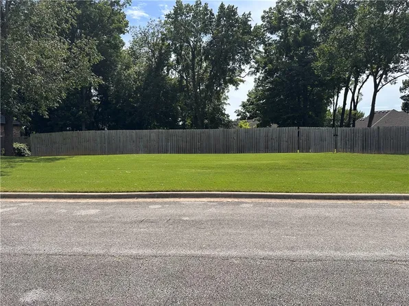 261 Hearthstone Cir #14, Prairie Grove, AR 72753