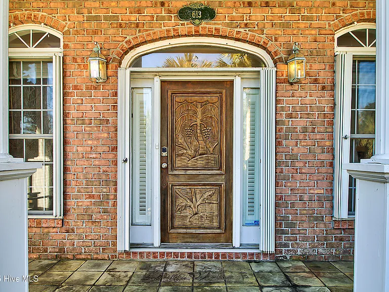 613 Clarendon Ave — Photo 5