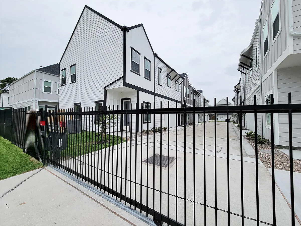 Building Photo - 9912 Clark Ln #C