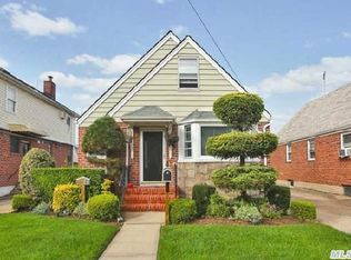 8320 259th St, Glen Oaks, NY 11004