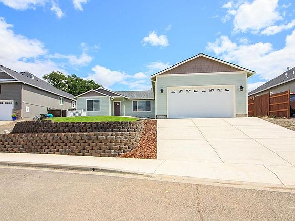 3rd image of 1165 Highlands Dr