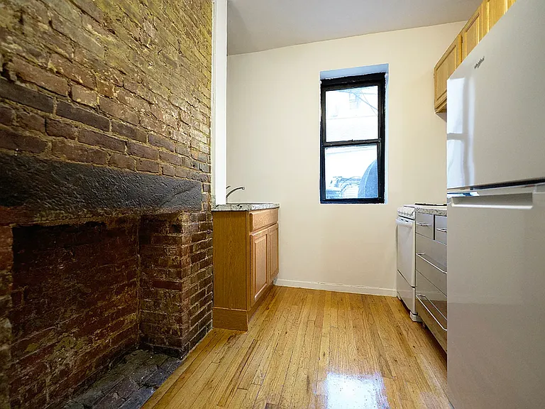 443 E 6th St #2 — Photo 3