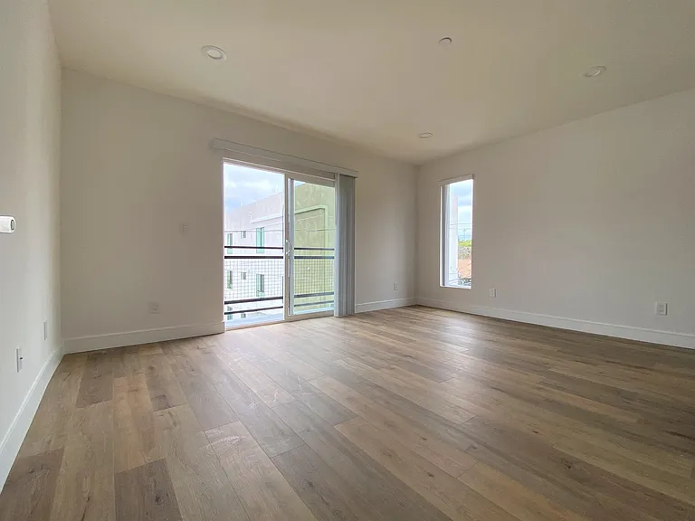 545 1/2 N Kingsley Dr — Photo 6