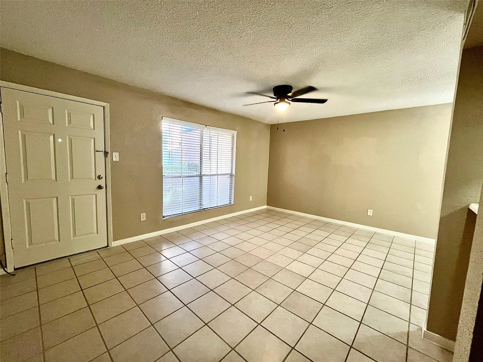 1 bed, 1.0 bath, 684 sqft, $825 — Photo 2