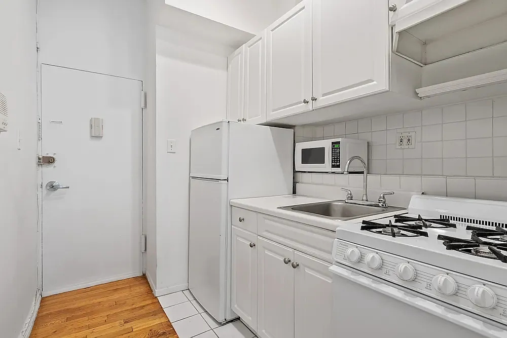 321 East 69th Street — Photo 2