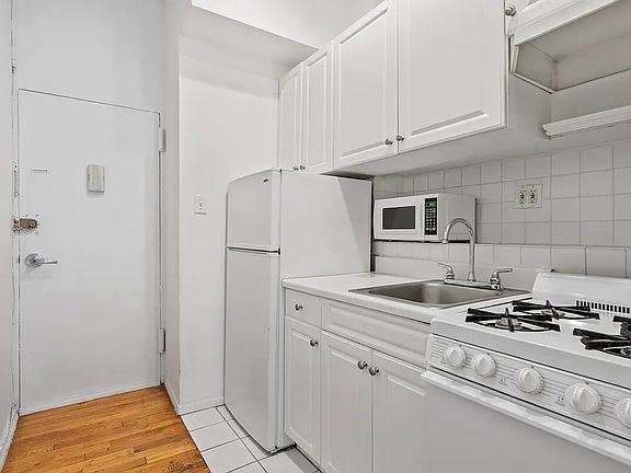 2nd image of 321 E 69th St APT 3C