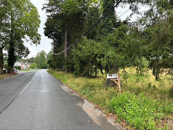 4th image of 16 Thompson Hill Rd