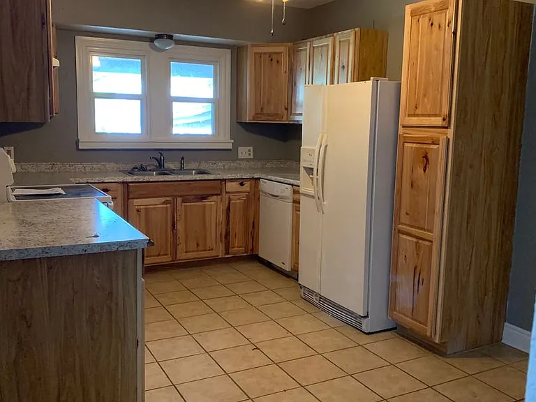 2412 W Lincoln St — Photo 2