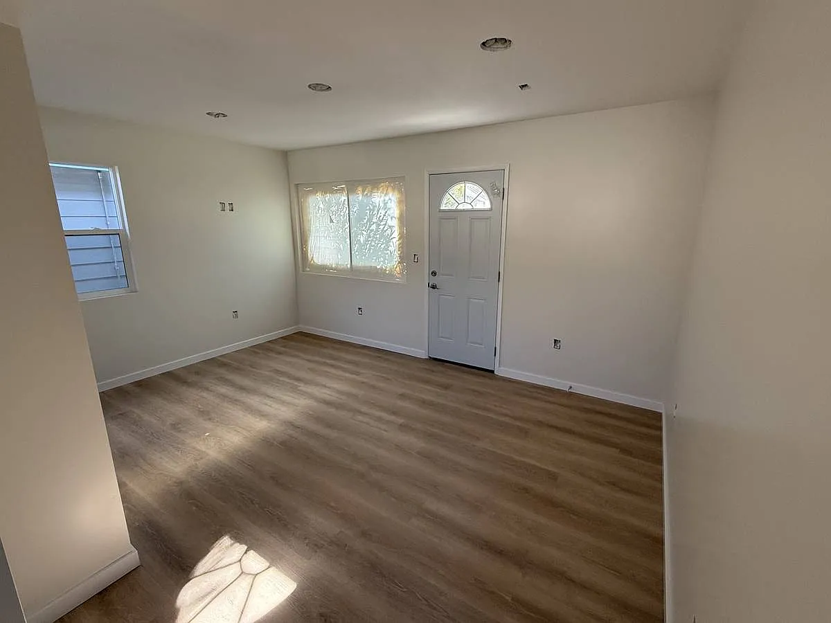 Studio, 300 sqft, $1,700 — Photo 2