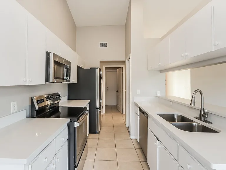 2324 Sunset Pointe Dr — Photo 7