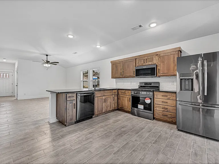 2031 Bluebonnet Ln — Photo 6