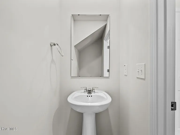 705 Conductor Ct — Photo 11