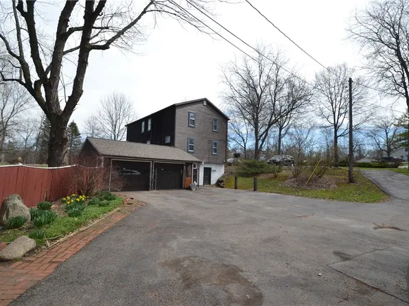 1561 Paddy Ln, Macedon, NY 14502