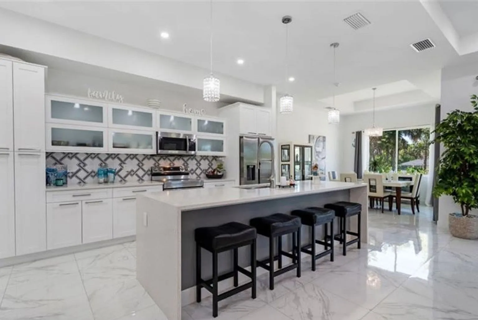 Beautiful-Unfurnished Annual Rental 3+Den 2 Car Garage Now Available — Photo 1