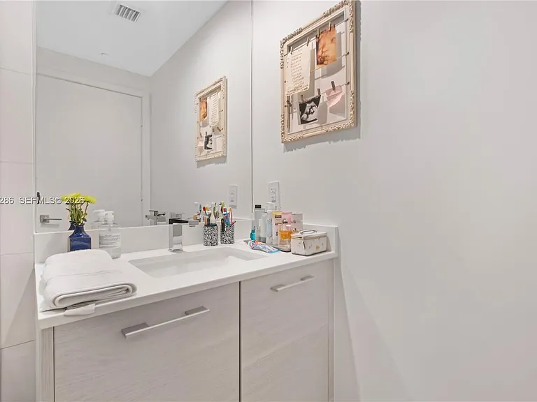 650 NE 32nd St #703 — Photo 17