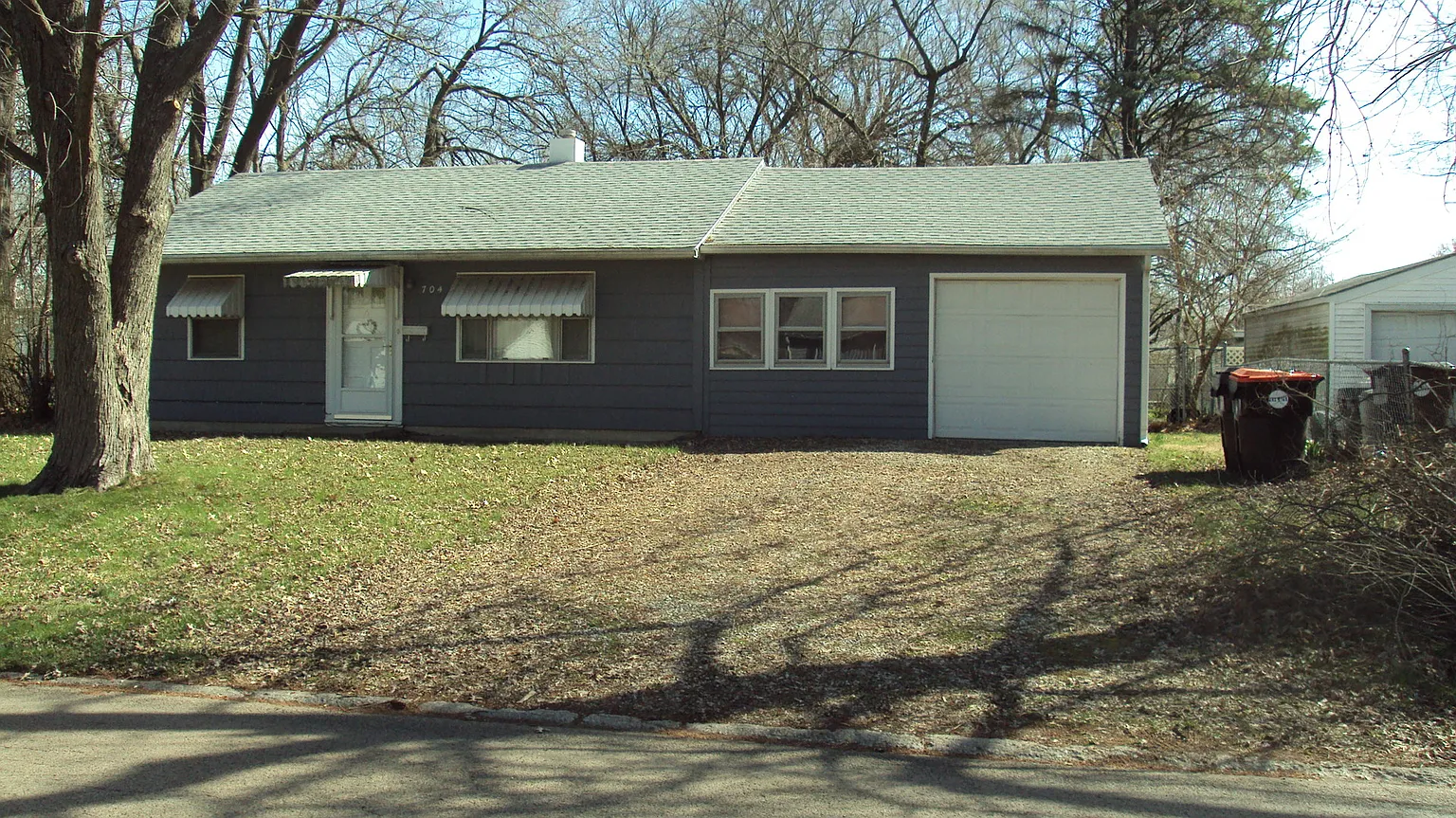 704 Illinois Dr photo 1