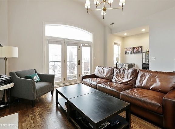 2nd image of 840 W Diversey Pkwy APT 4E