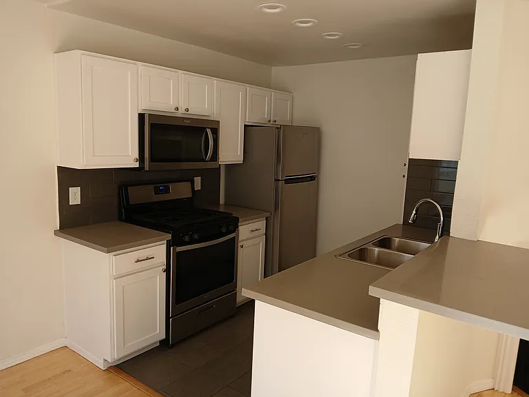 540 N Hayworth Ave #5 — Photo 2