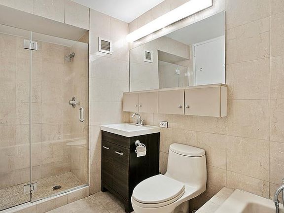 5th image of 160 W 66th St APT 27F