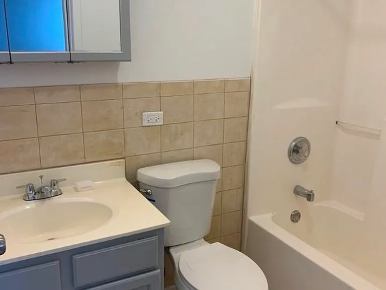 Ensuite full bathroom