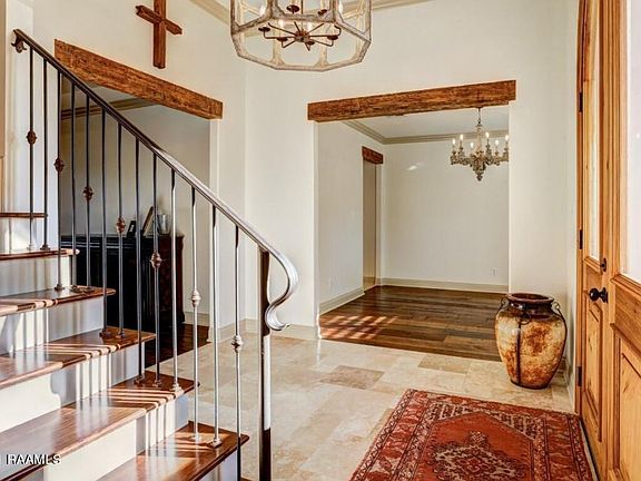 3rd image of 100 Oakmont Cir