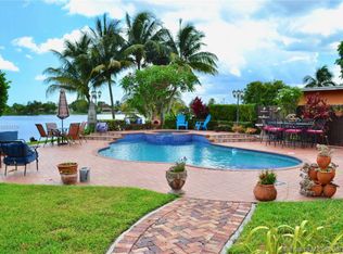 1072 W 64th St, Hialeah, FL 33012