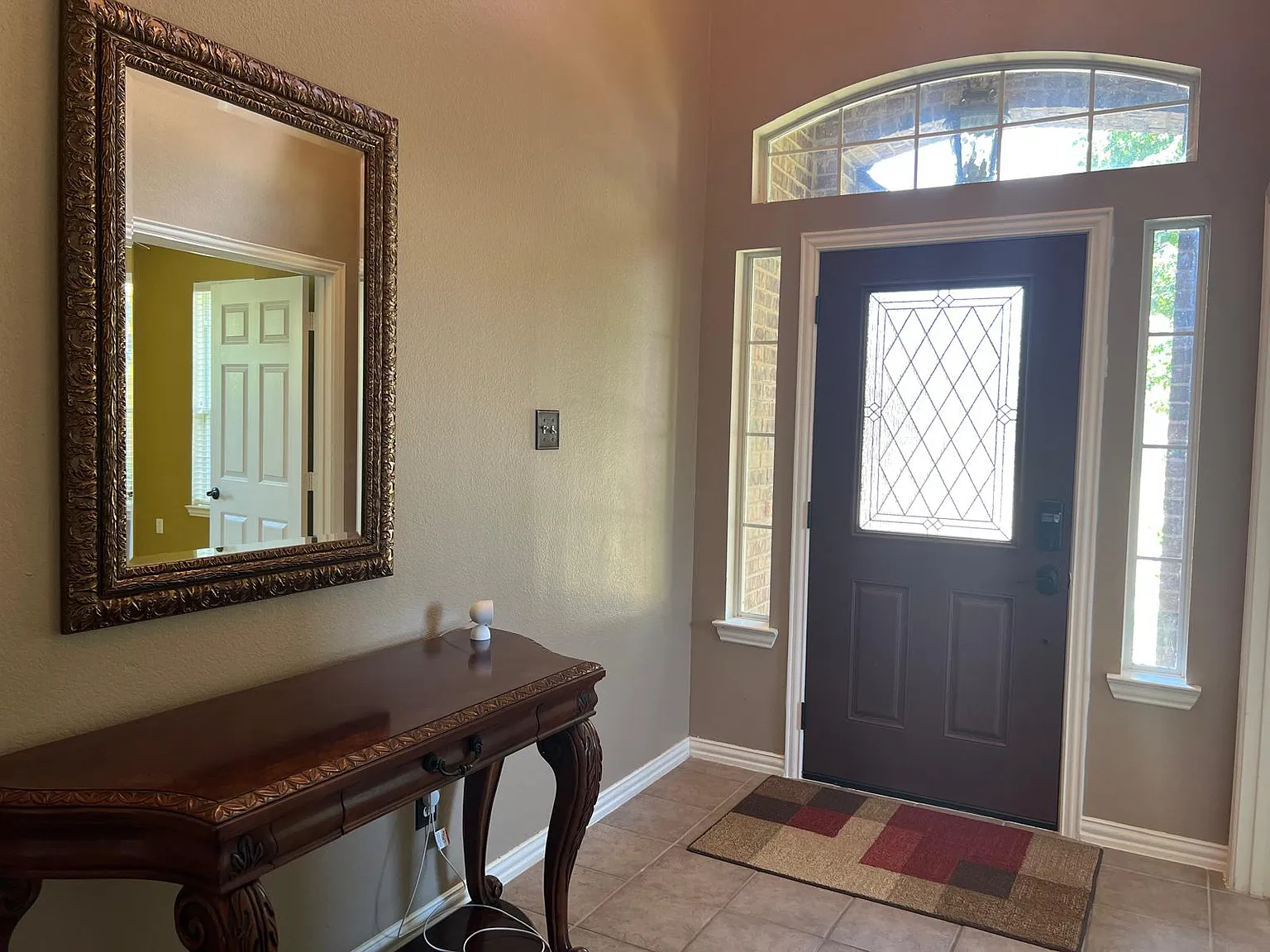 6 bed, 3893 sqft, $3,600 — Photo 2