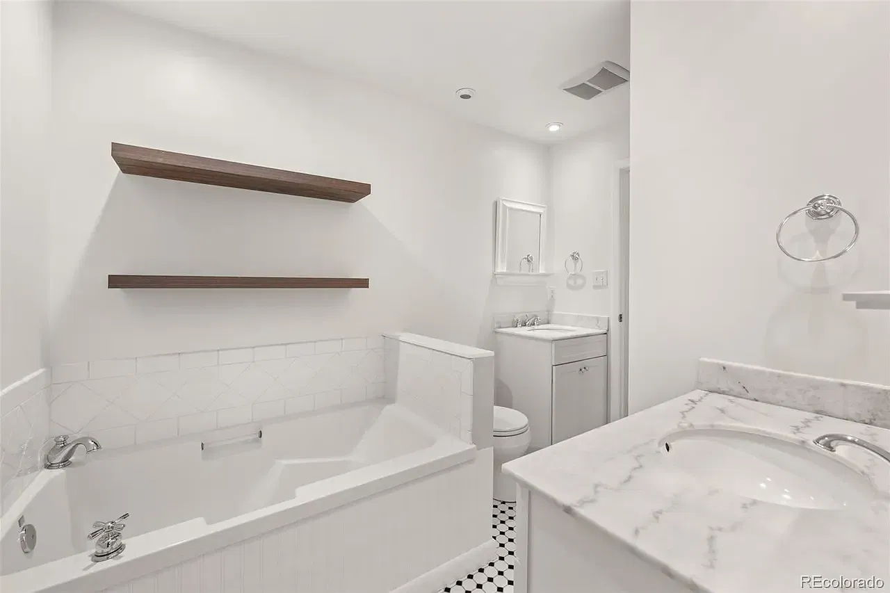 3 bed, 1.5 bath, 1530 sqft, $3,149 — Photo 3