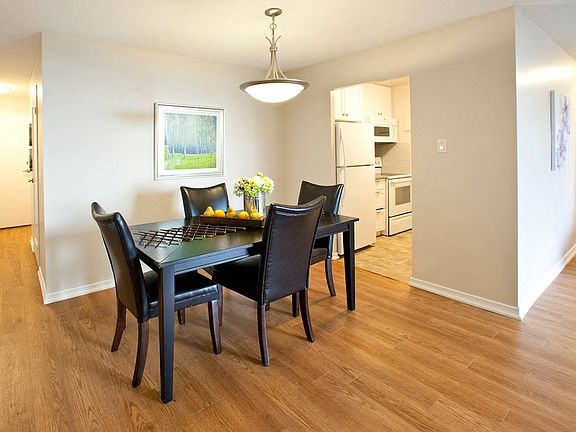 5th image of 420 Wellington St #1576521