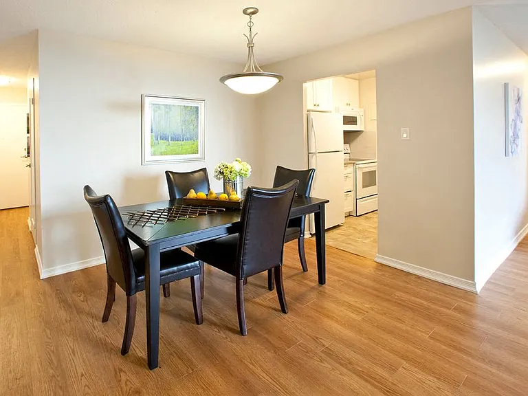 420 Wellington St — Photo 5