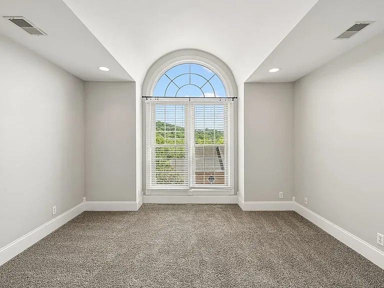604 Clayborne Ct — Photo 31