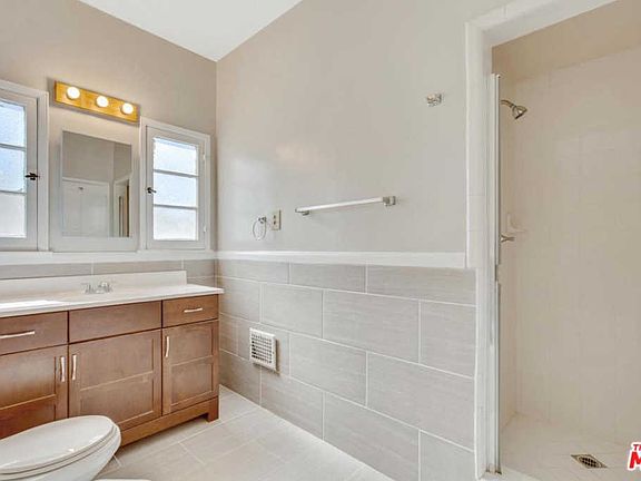 5th image of 203 S Doheny Dr