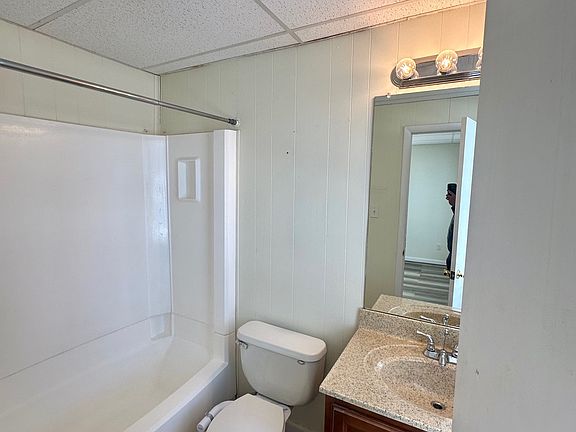 4th image of 107 Broad St APT B