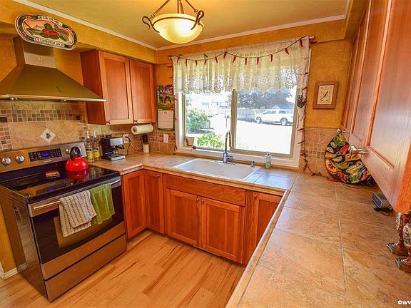3rd image of 6742 Amy Ln NE