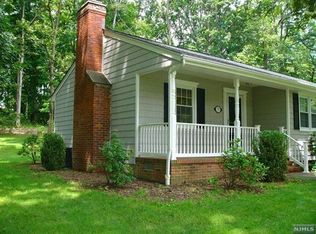 17 Valley Stream Cir, Morris Plains, NJ 07950