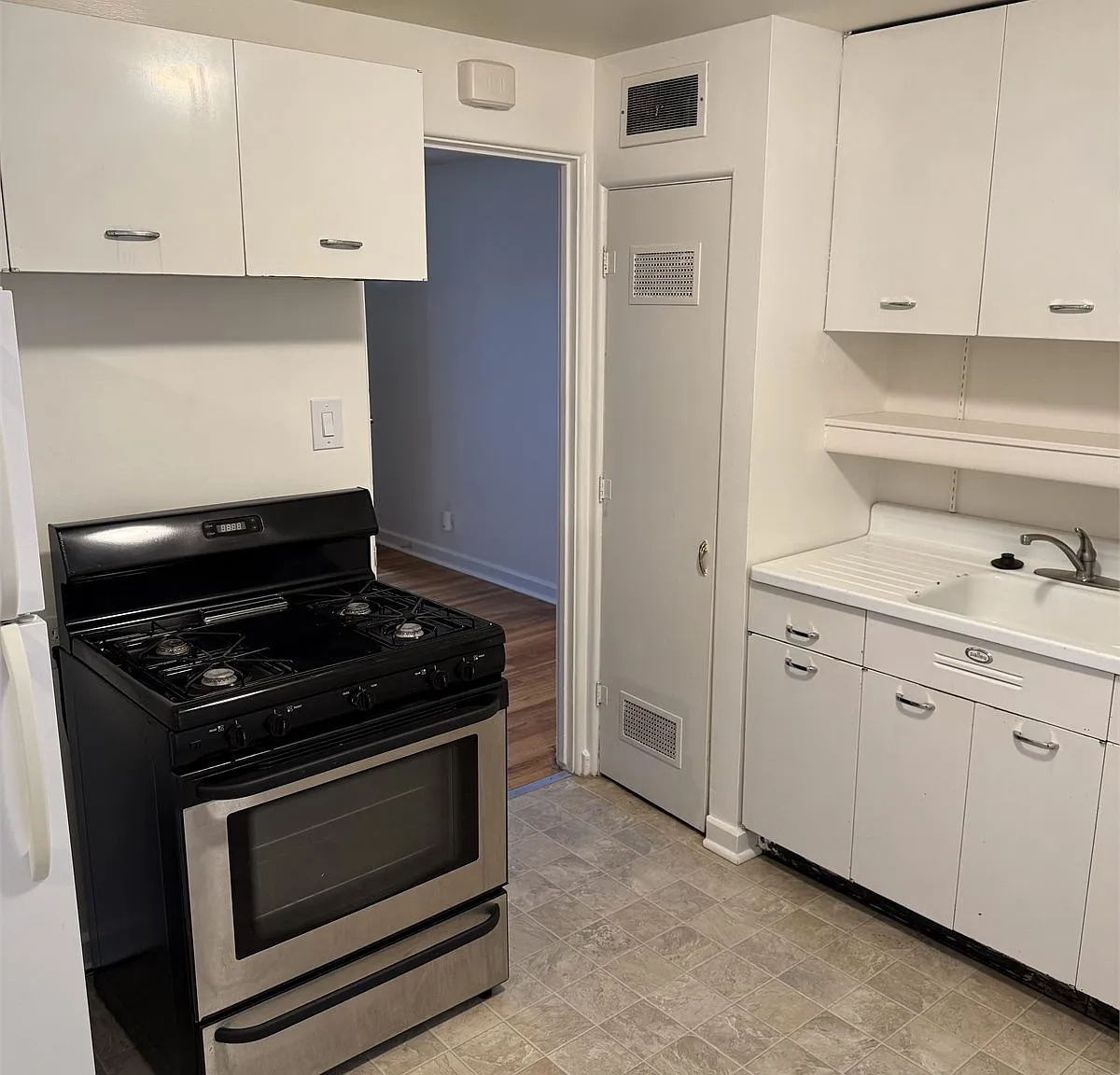 2 bed, 776 sqft, $1,200 — Photo 2