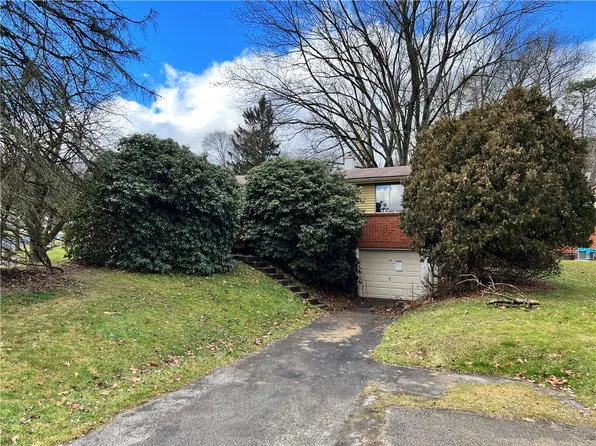 270 Fiesta Dr, Pittsburgh, PA 15239