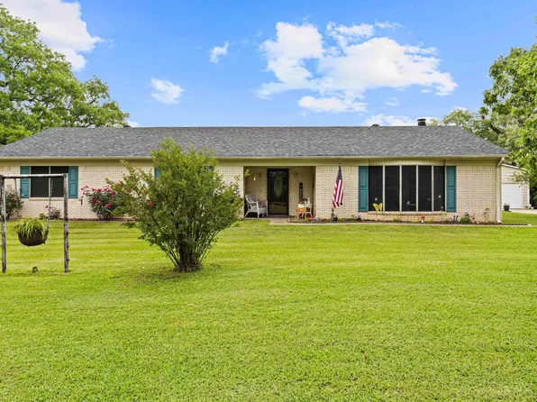 502 Tom Eubanks Rd, Gladewater, TX 75647