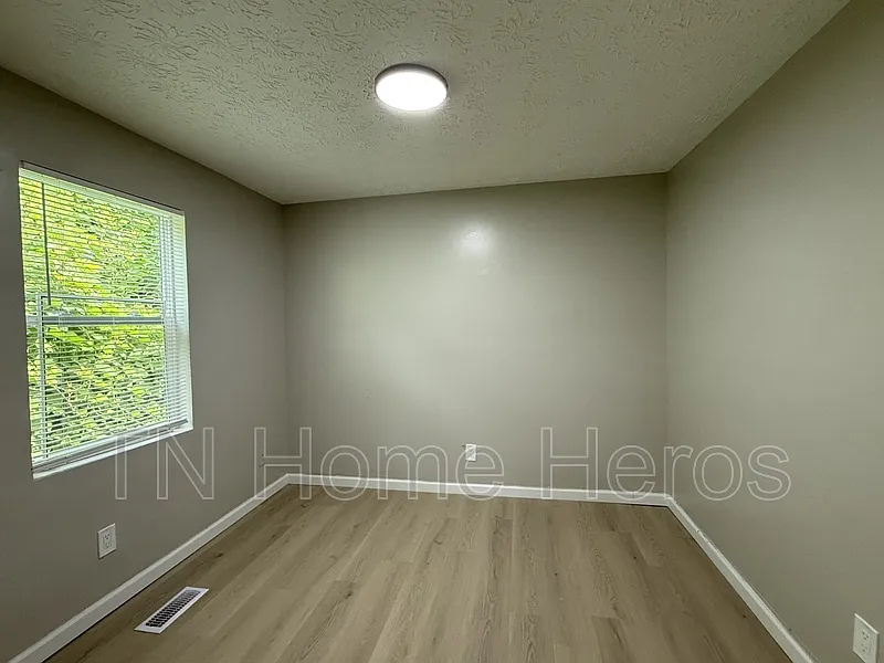 3 bed, 1.0 bath, 900 sqft, $1,800 — Photo 4