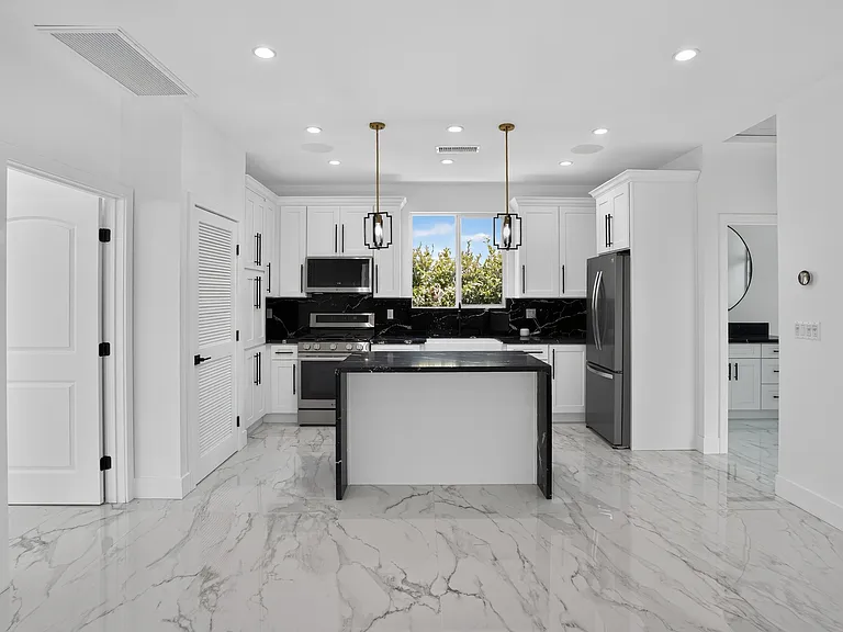 2219 Belmont Ln — Photo 15