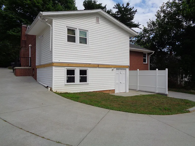 1302 Miller St — Photo 22