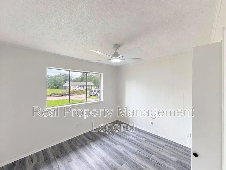 1021 Irene Dr — Photo 2