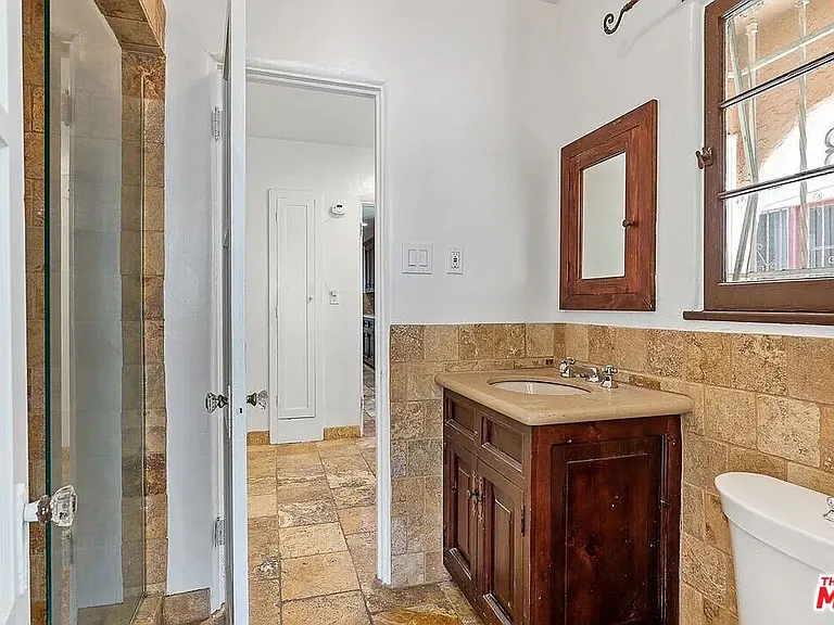 8230 Blackburn Ave — Photo 7