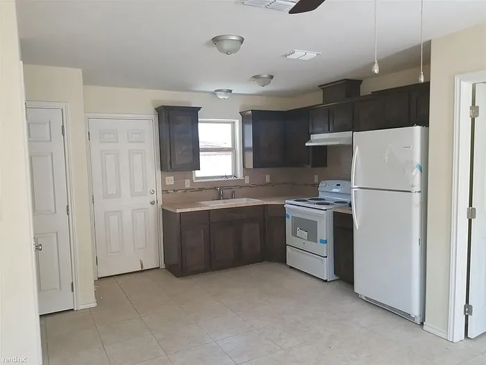 2106 N G St #D — Photo 5