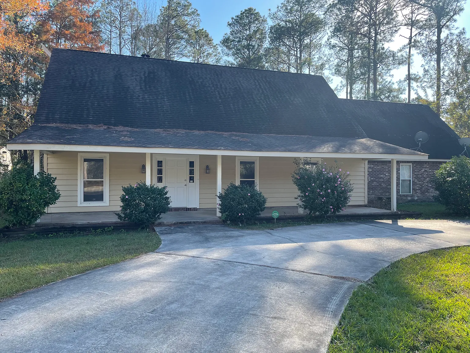 212 Lexington Dr — Photo 1